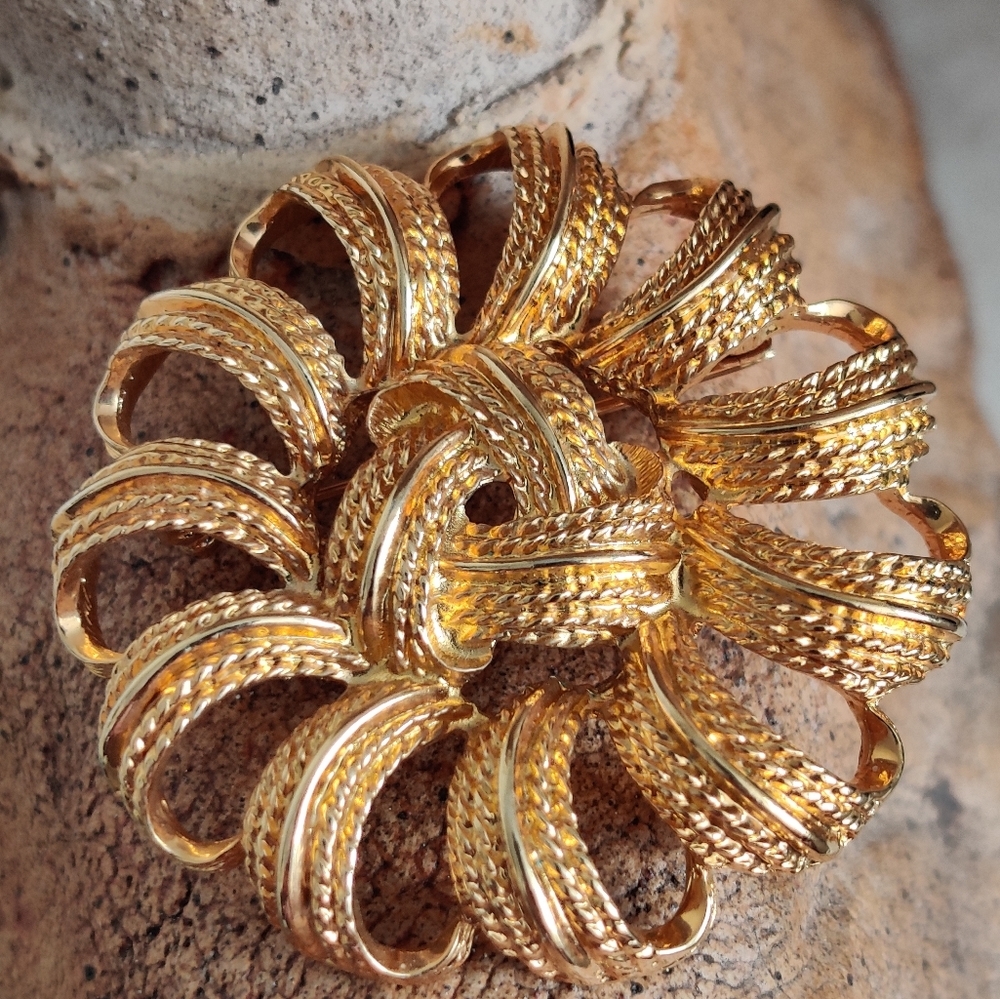 Vintage MCM Monet brooch pin matte gold like new